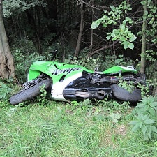 Motorka ukonila svoji jzdu v nedalekm lesnm porostu
